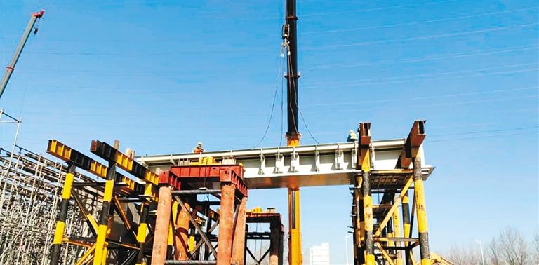 绕城高速跨线桥首件钢箱梁架设完成 阿房一路项目建设再提速