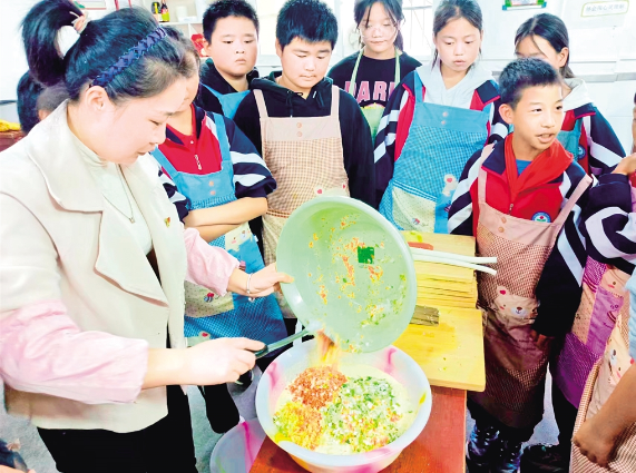 辅导老师指导学生烙饼