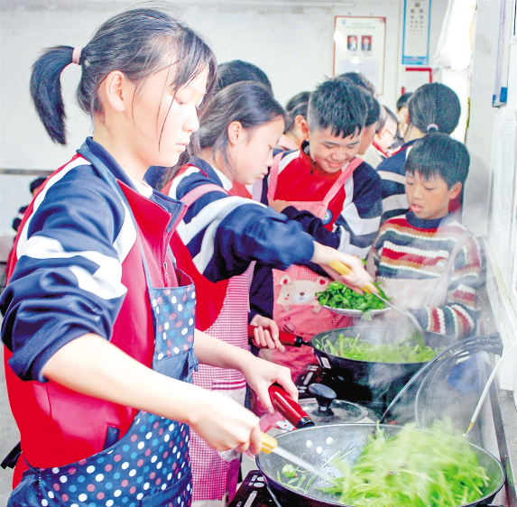 “小厨师”在练习炒菜