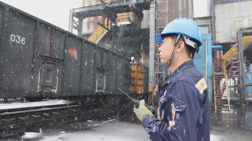 国家能源集团神东煤炭工作人员加大装车站点检查频次，每天约有110列满载“神东煤”的万吨运煤专列从这里运往各地。受访者供图