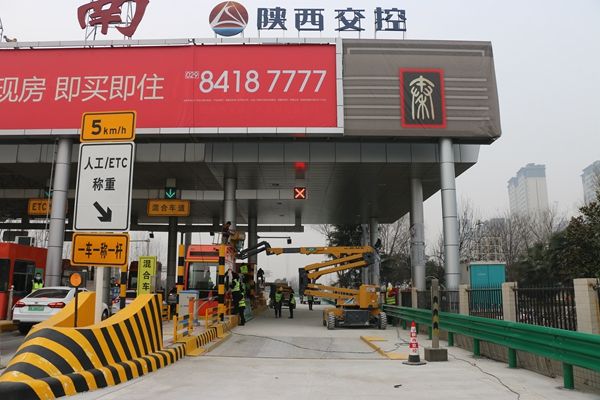 咸阳市沣西新城辖段西宝高速主通道 再次“提质升级”