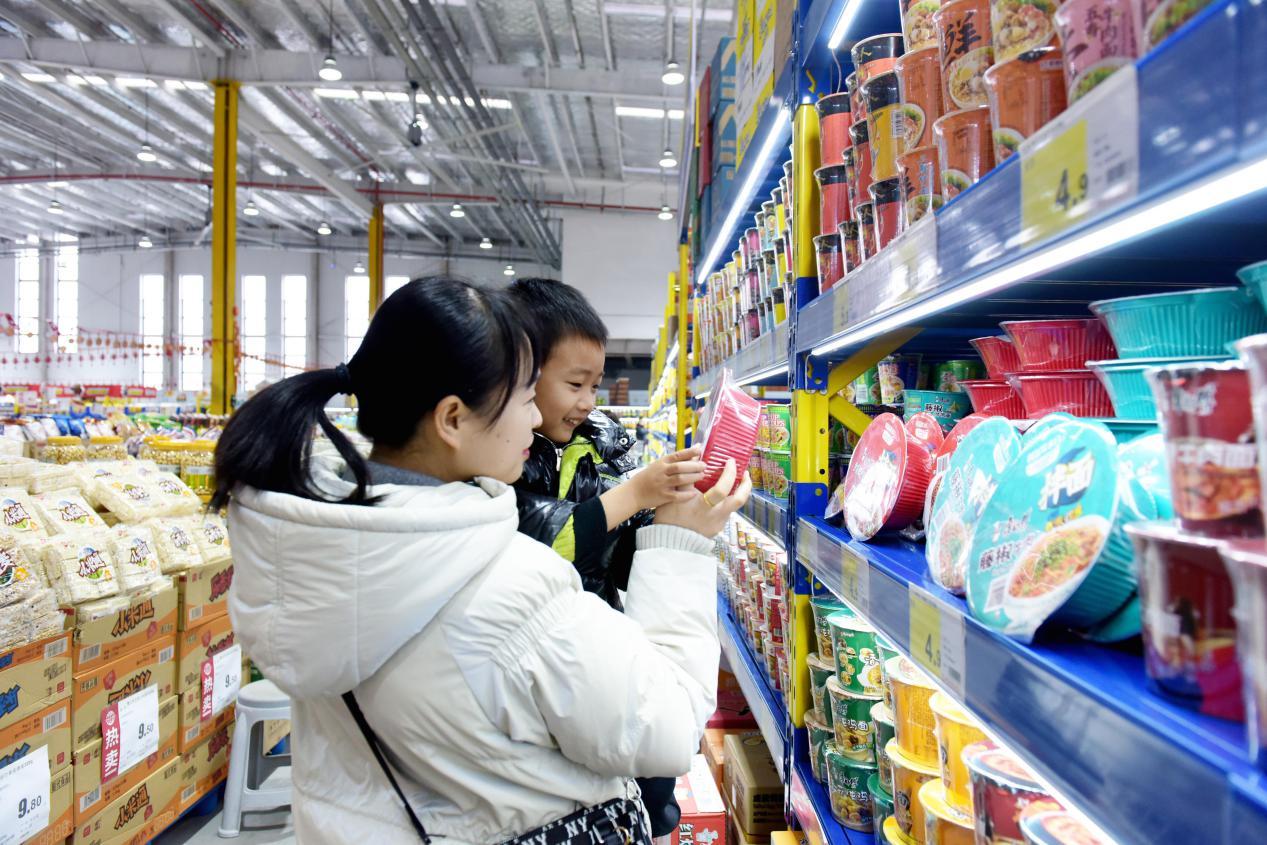 市民在选购商品