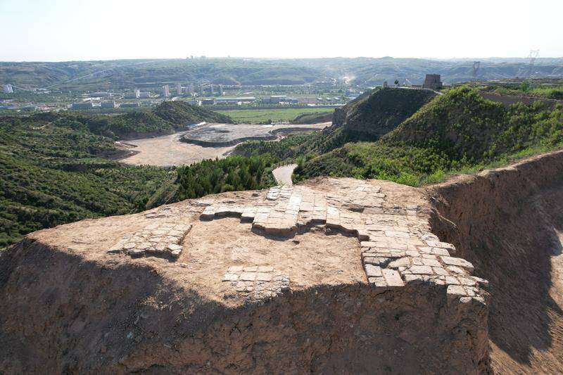 4.瓮城外角台铺地砖保存现状（东→西）.jpg