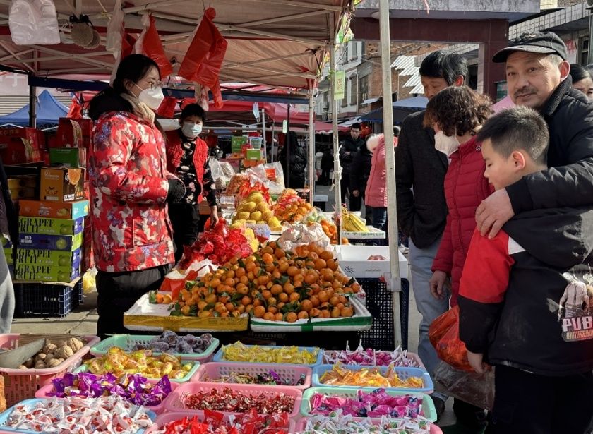 城区集贸市场热闹非凡。