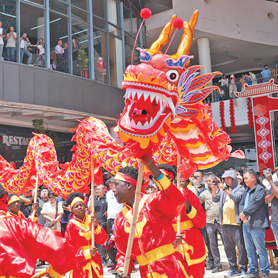2月10日，春节庙会活动在肯尼亚首都内罗毕举行。图为当地民众表演舞龙。本报记者 黄炜鑫摄
