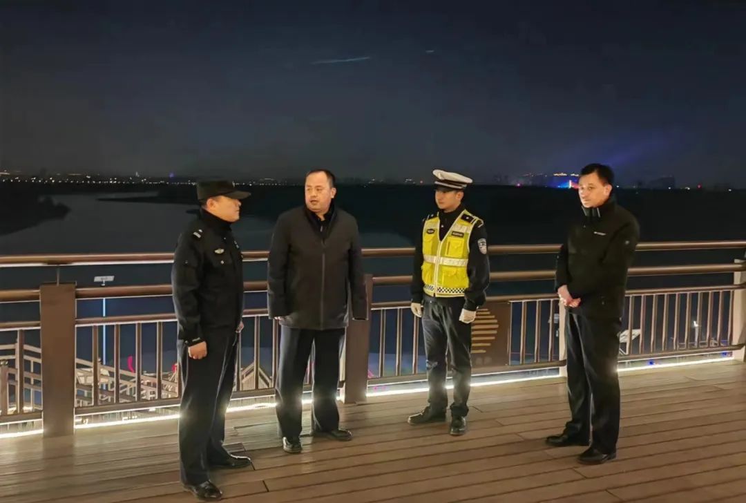 高陵公安：警察蓝点缀中国红 确保春节假期安全有序