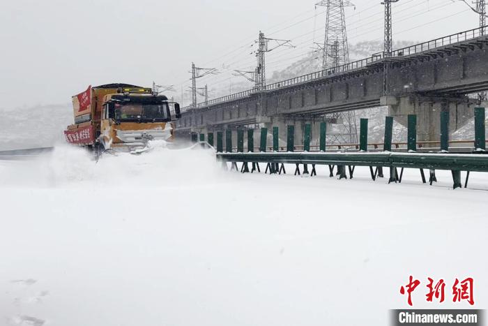 陕西高速开展除雪保通作业为滞留司乘人员提供餐食等服务