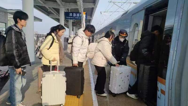 陕西汉中：加开11对动车组列车满足学生旅客出行
