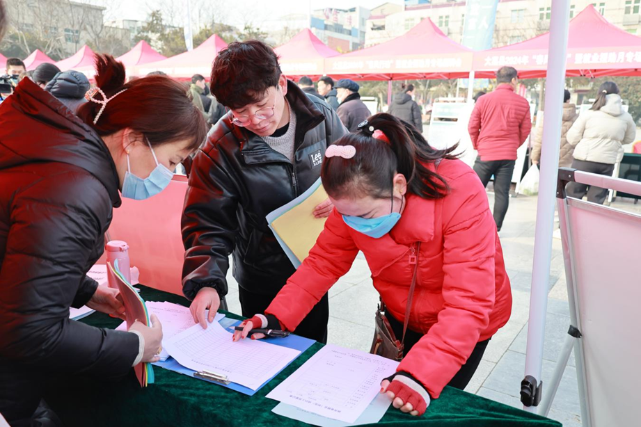 渭南市大荔县举办2024年“春风行动”专场招聘会 7000个岗位助力“家门口”就业