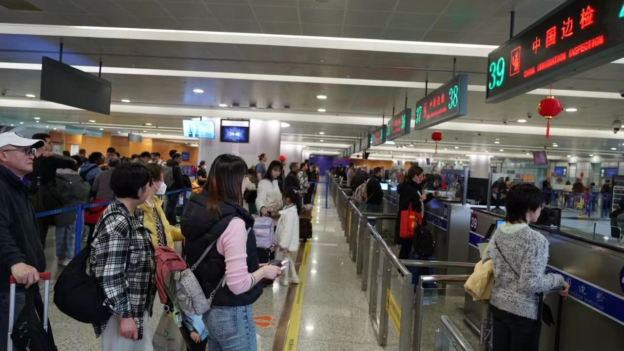 中泰互免签证首日，浦东机场口岸逾3300人免签往来泰国