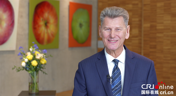 【机遇中国 共话两会】韧性强动能足 多国驻华大使看好中国经济机遇_fororder_图3:<br/ >冰岛驻华大使易卜雷