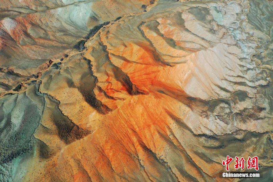 新疆昌吉百里丹霞地貌多姿多彩