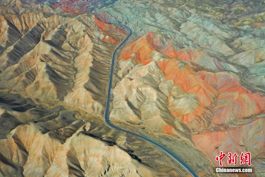 新疆昌吉百里丹霞地貌多姿多彩