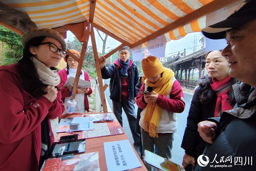 1月6日,“2024成都蒲江柑甜采摘节”上,记者见到了小萌(左一)和许多年轻人忙着做访客接待、现场布置、票务核对、采摘服务等工作。人民网记者朱虹摄