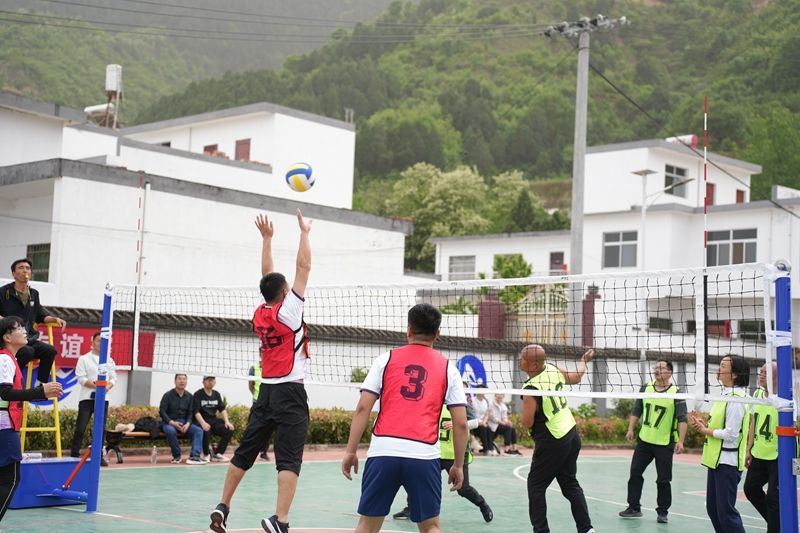 陕西省商洛市丹凤县商镇王塬村的多功能篮球场内，正在举行气排球比赛。人民网记者 贾凯璐 摄