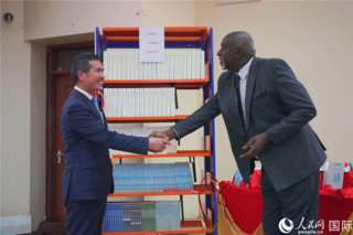 肯尼亚行政学院图书馆设立“中国角”