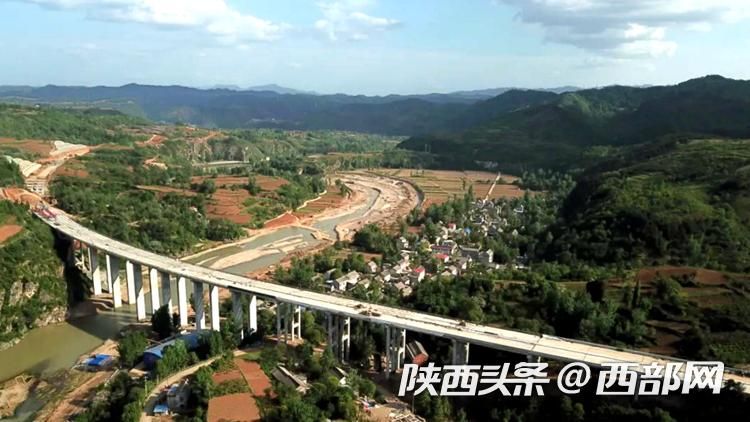 陕西洛南至河南卢氏高速公路项目宋川洛河大桥贯通