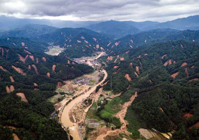 航拍暴雨后的江湾，大量山体滑坡让人触目惊心