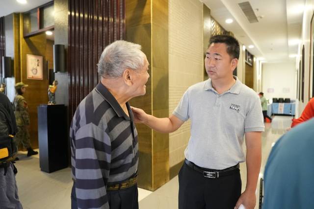 赖景锋看望和园酒店安置点群众