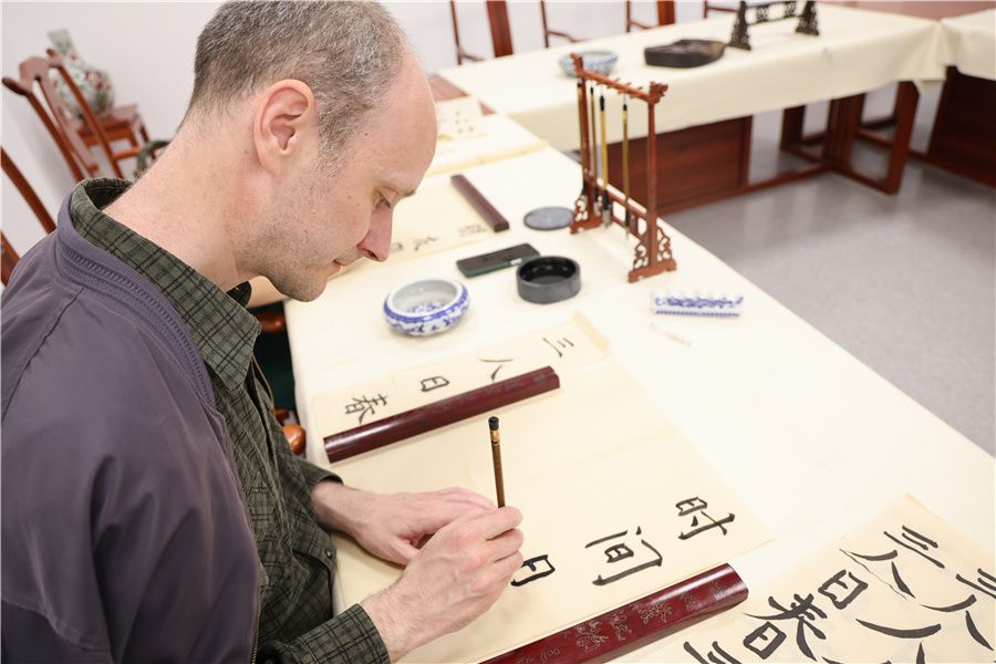 当地学生在上书法课。贝尔格莱德中国文化中心供图