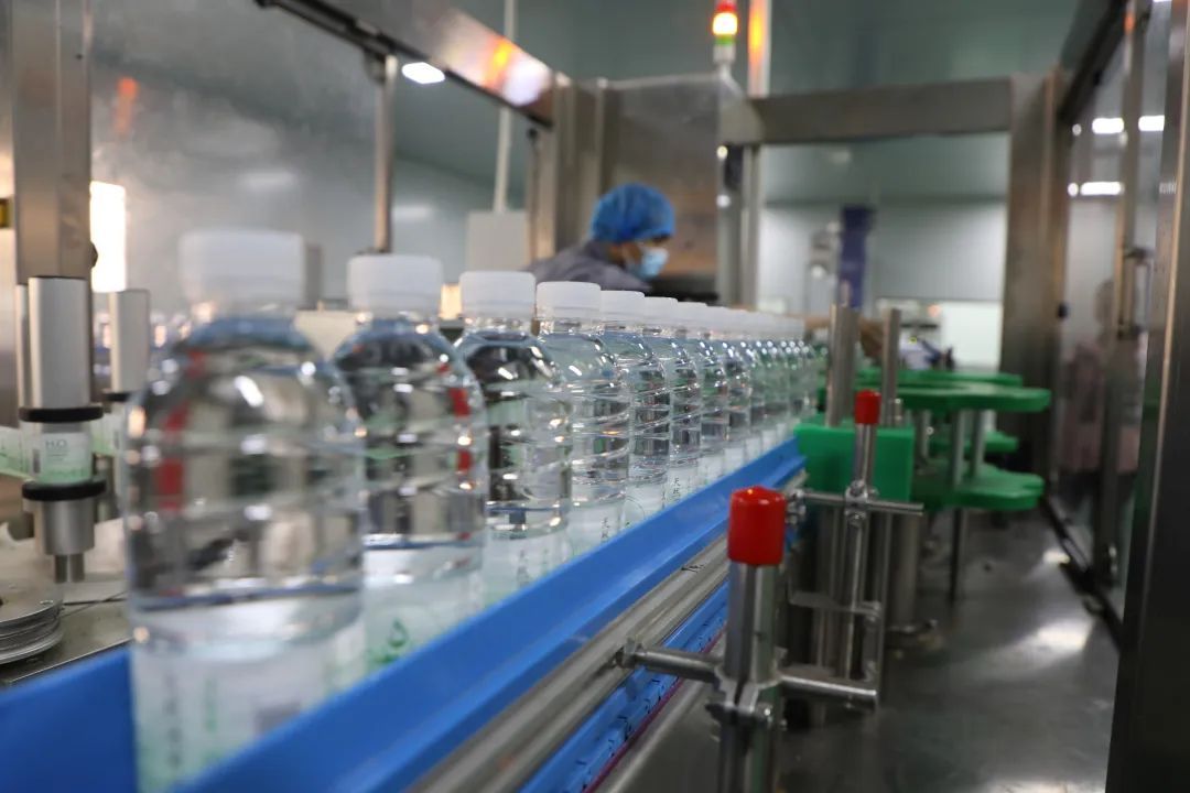 瓶装水生产线（本文图片由渭南高新区融媒体中心提供）