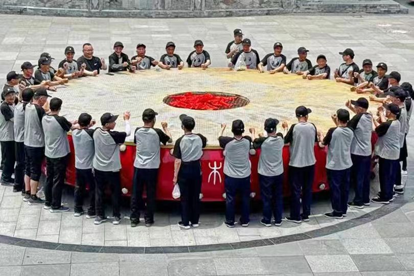 宁强县民政局组织孤寡老人赴青木川古镇开展“温情之旅”