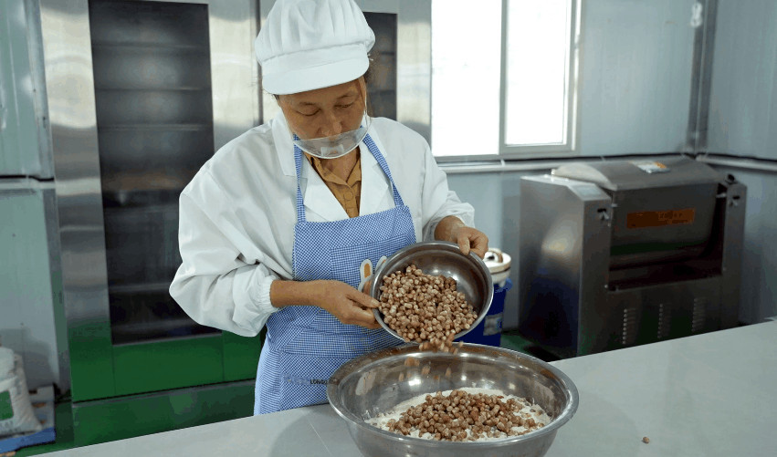 村民正在制作瓢儿馍。