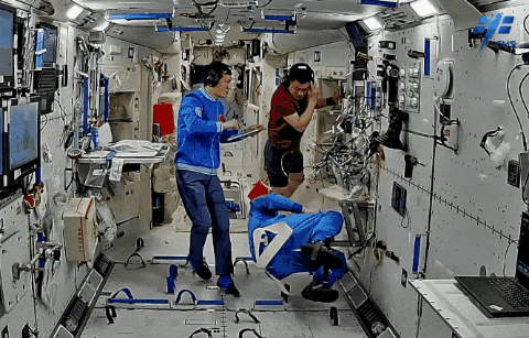 1717383970308695.gif 640 (8).gif