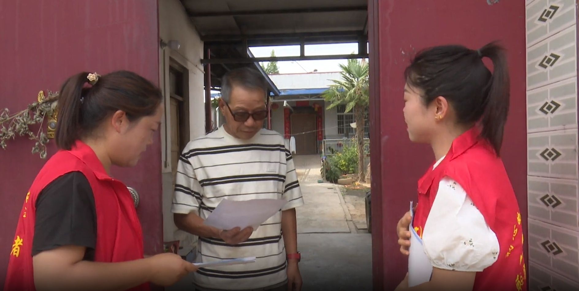 志愿者入户发放禁烧责任书