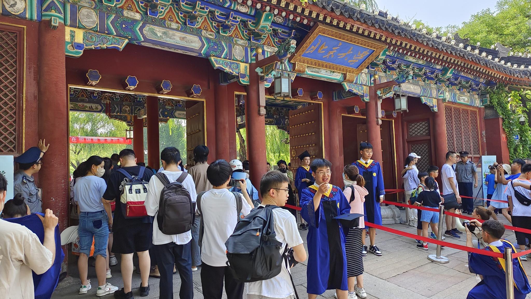 大学校园≠旅游景区 游客打开“大学”的正确方式是什么 - 西部网（陕西新闻网）