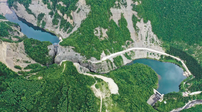 位于泾河源头的宁夏回族自治区固原市泾源县老龙潭景区，两侧悬崖郁郁葱葱。泾河水波荡漾，从这里开始全长460千米的旅途。秦瑞杰 党硕 摄影报道