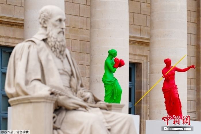 奥运主题维纳斯雕塑亮相巴黎国民议会前。雕塑呈现出多种运动的姿态。 奥运主题维纳斯雕塑亮相巴黎国民议会前。雕塑呈现出多种运动的姿态。