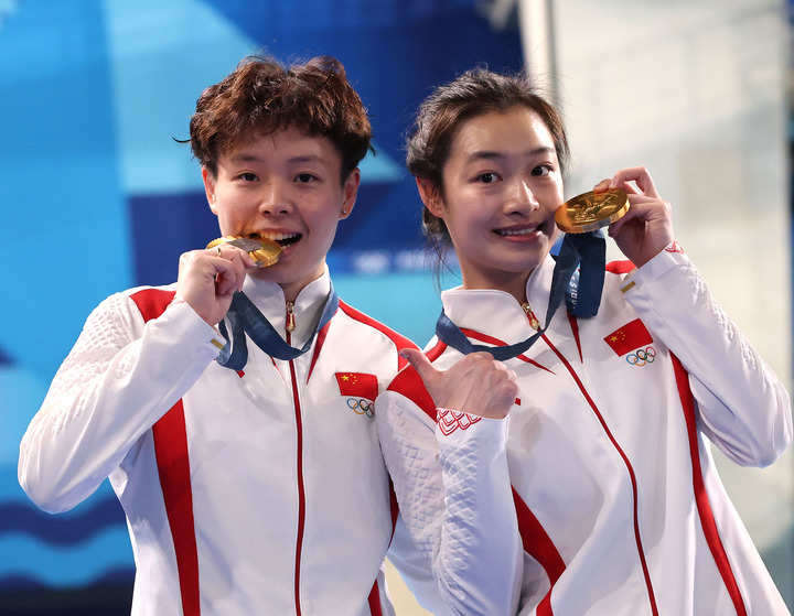 Gold medalists Chang Yani (R)/Chen Yiwen of China celebrate during the awarding ceremony after the women's synchronised 3m springboard final of diving at the Paris 2024 Olympic Games in Saint Denis, near Paris, France, on July 27, 2024. (Xinhua/Zhang Yuwei)