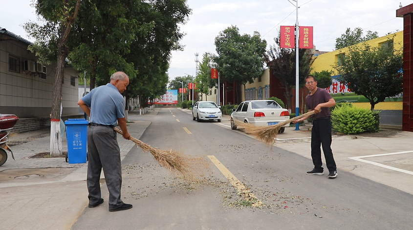 村民们正在打扫卫生