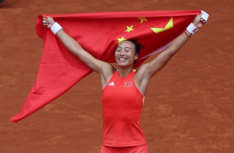 Zheng Qinwen of China celebrates after the women's singles gold medal match of tennis against Donna Vekic of Croatia at the Paris 2024 Olympic Games in Paris, France, on Aug. 3, 2024. (Xinhua/Lai Xiangdong)