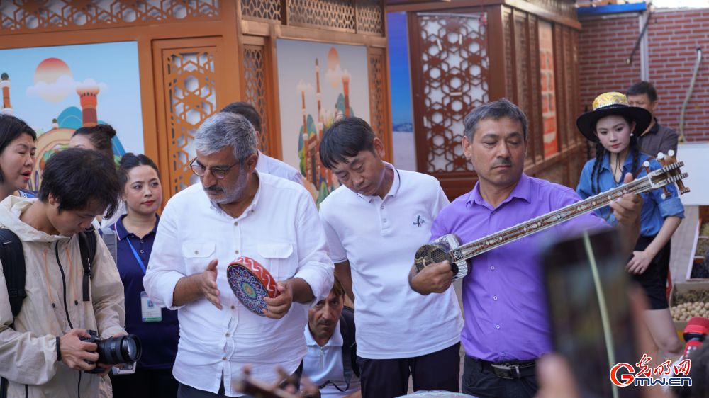 Turkish journalists experience Xinjiang culture at Xinjiang International Grand Bazaar