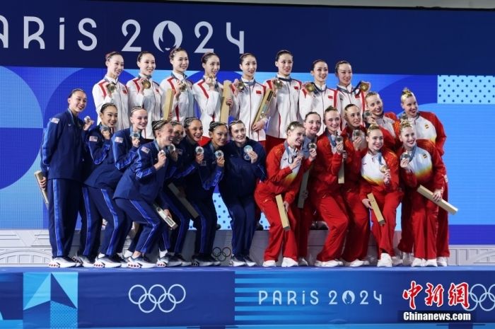 当地时间8月7日,巴黎奥运会花样游泳集体项目的最后一项比赛集体技巧自选在巴黎奥林匹克水上运动中心举行。中国队夺得花样游泳集体项目金牌。<a target='_blank' href='/'>中新社</a>记者 富田 摄 当地时间8月7日,巴黎奥运会花样游泳集体项目的最后一项比赛集体技巧自选在巴黎奥林匹克水上运动中心举行。中国队夺得花样游泳集体项目金牌。<a target='_blank' href='/'>中新社</a>记者 富田 摄