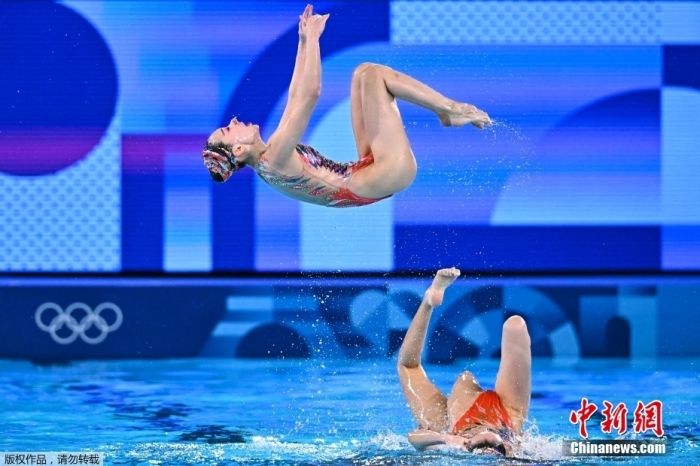 当地时间8月7日,中国花样游泳队,在巴黎奥运会花样游泳集体技巧自选比赛中获得283.6934分,最终以总分996.1389分夺得集体项目冠军,夺得队史第一枚奥运金牌。图为中国花样游泳队在比赛中。 当地时间8月7日,中国花样游泳队,在巴黎奥运会花样游泳集体技巧自选比赛中获得283.6934分,最终以总分996.1389分夺得集体项目冠军,夺得队史第一枚奥运金牌。图为中国花样游泳队在比赛中。