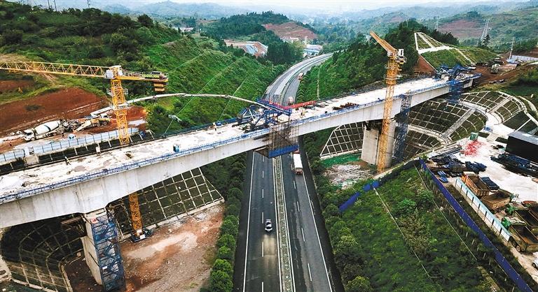 西十高铁山阳跨福银高速特大桥顺利合龙