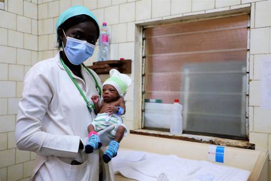 A premature baby wearing an electronic bracelet that signals a drop in temperature in the Beroua regional hospital in Cameroon. This lifesaving wearable technology was procured with funds from the GDF. (File photo: UNICEF/Cameroon)