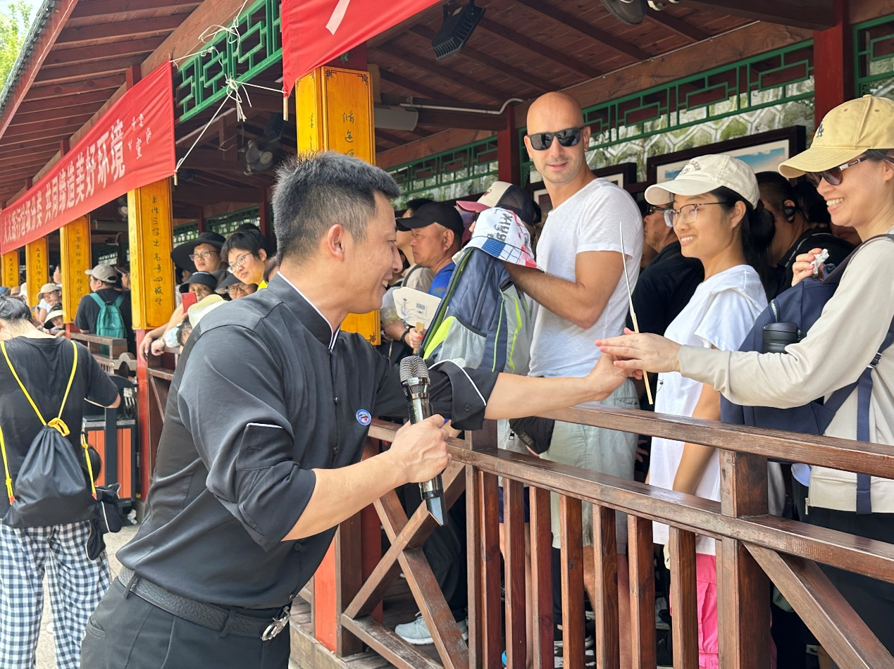 演员与游客互动