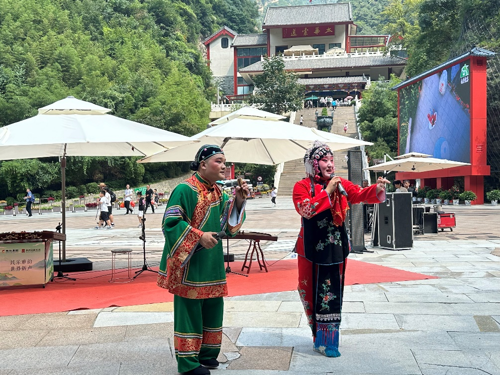 演员们为游客们表演华阴迷胡《五更鸟》