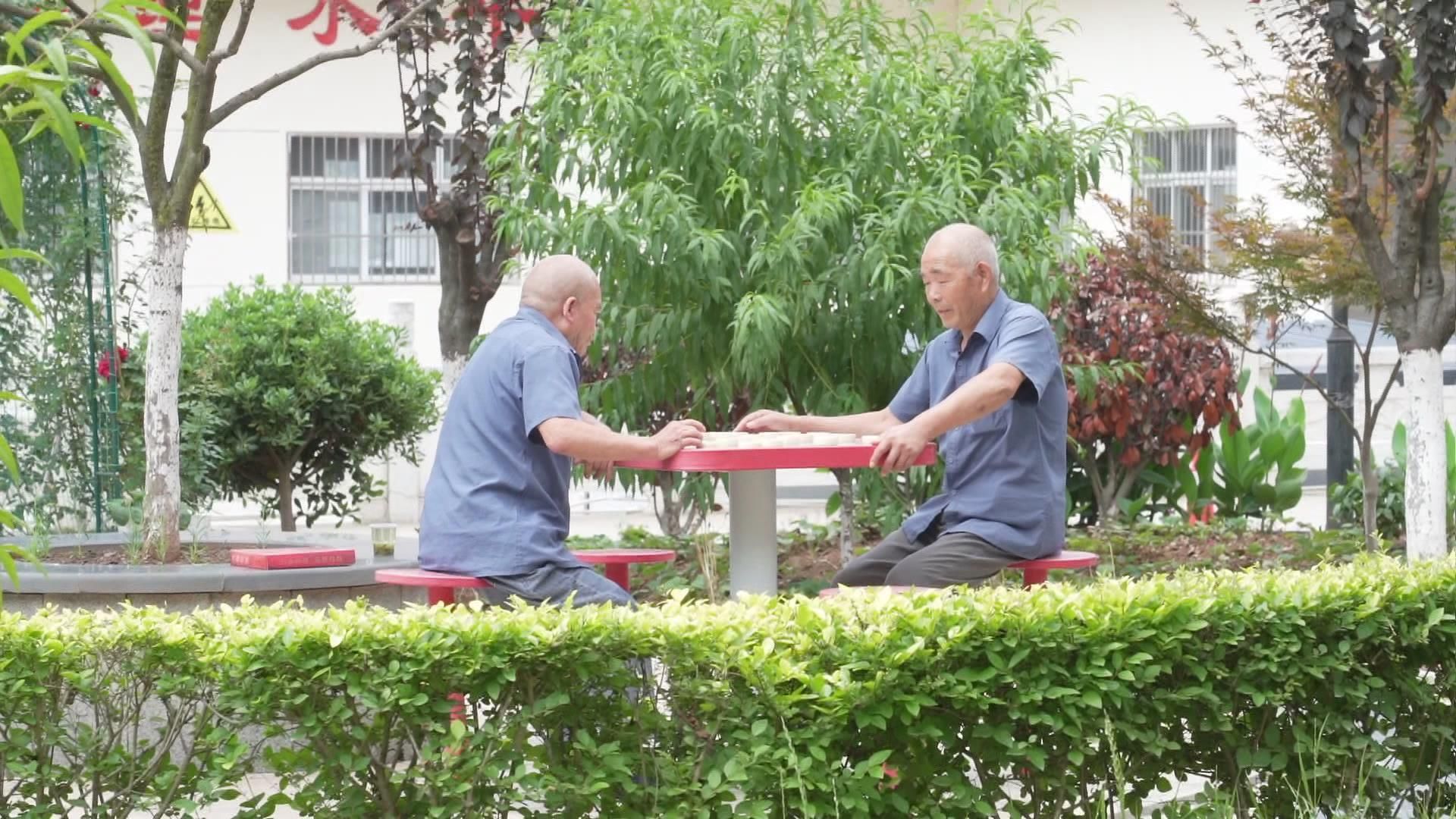 老人在敬老院里下棋