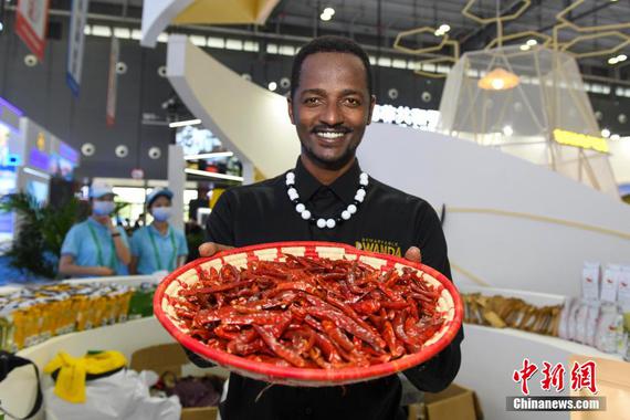 A Rwandan man showcases the local chili. (Photo: Yang Huafeng / China News Service)