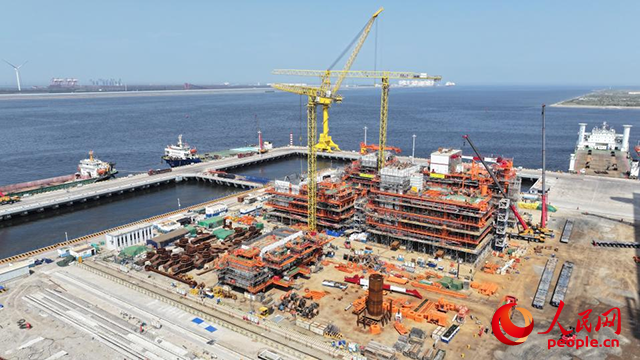 海油工程天津智能制造基地多个海洋平台正加紧建设中。人民网 杨僧宇摄