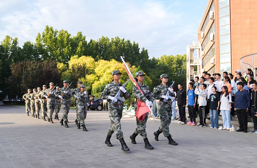 南开大学国旗护卫队迈着整齐的步伐，以庄严姿态护卫国旗走至升旗台。宗琪琪摄