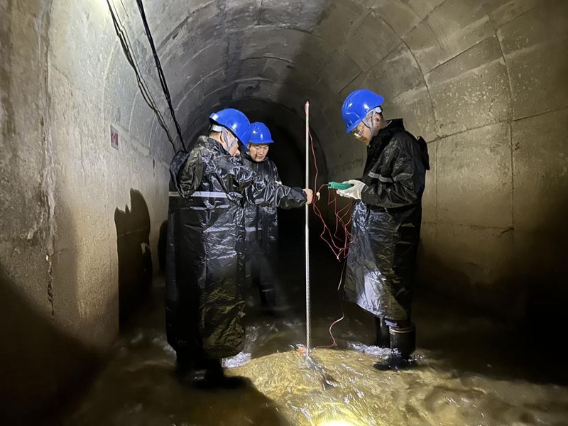 6月23日暴雨过后，工作人员对输水隧洞流速进行检测。王鹏摄