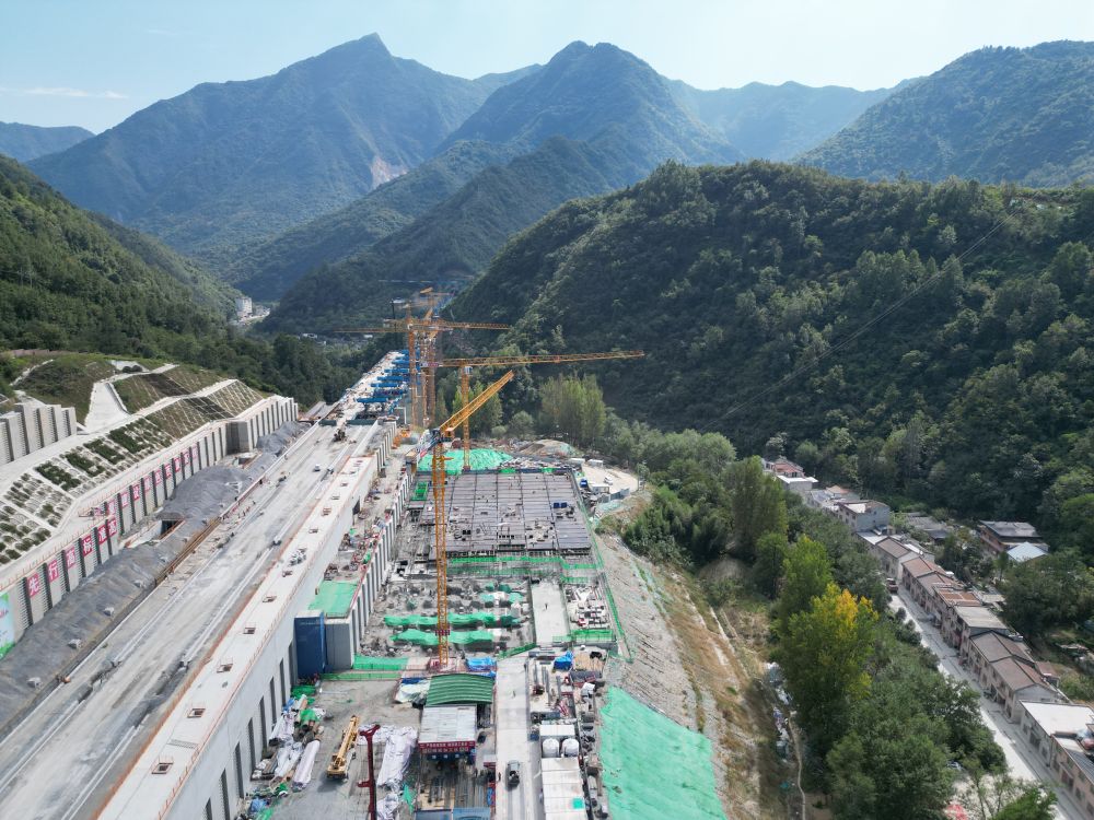 记者手记：从秦巴山区到黄土高原，筑路也是筑梦