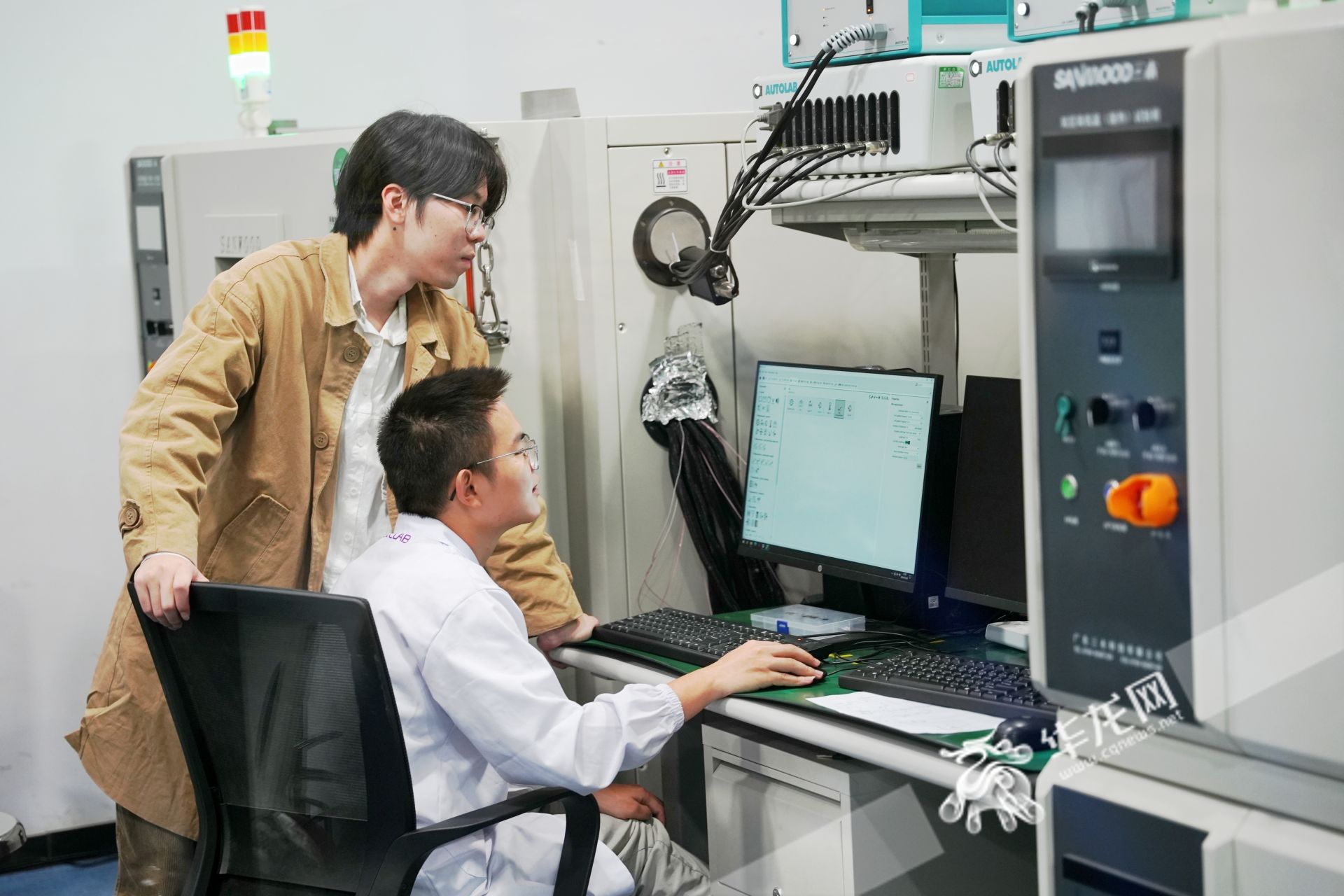 <br/ >欧阳明高院士工作站内，科研人员正在进行工作。华龙网 辛飞 摄
