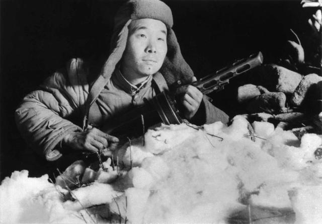 志愿军第20军59师175团战士坚守死鹰岭阵地。新华社发(抗美援朝纪念馆供图).jpg 志愿军第20军59师175团战士坚守死鹰岭阵地。新华社发(抗美援朝纪念馆供图).jpg